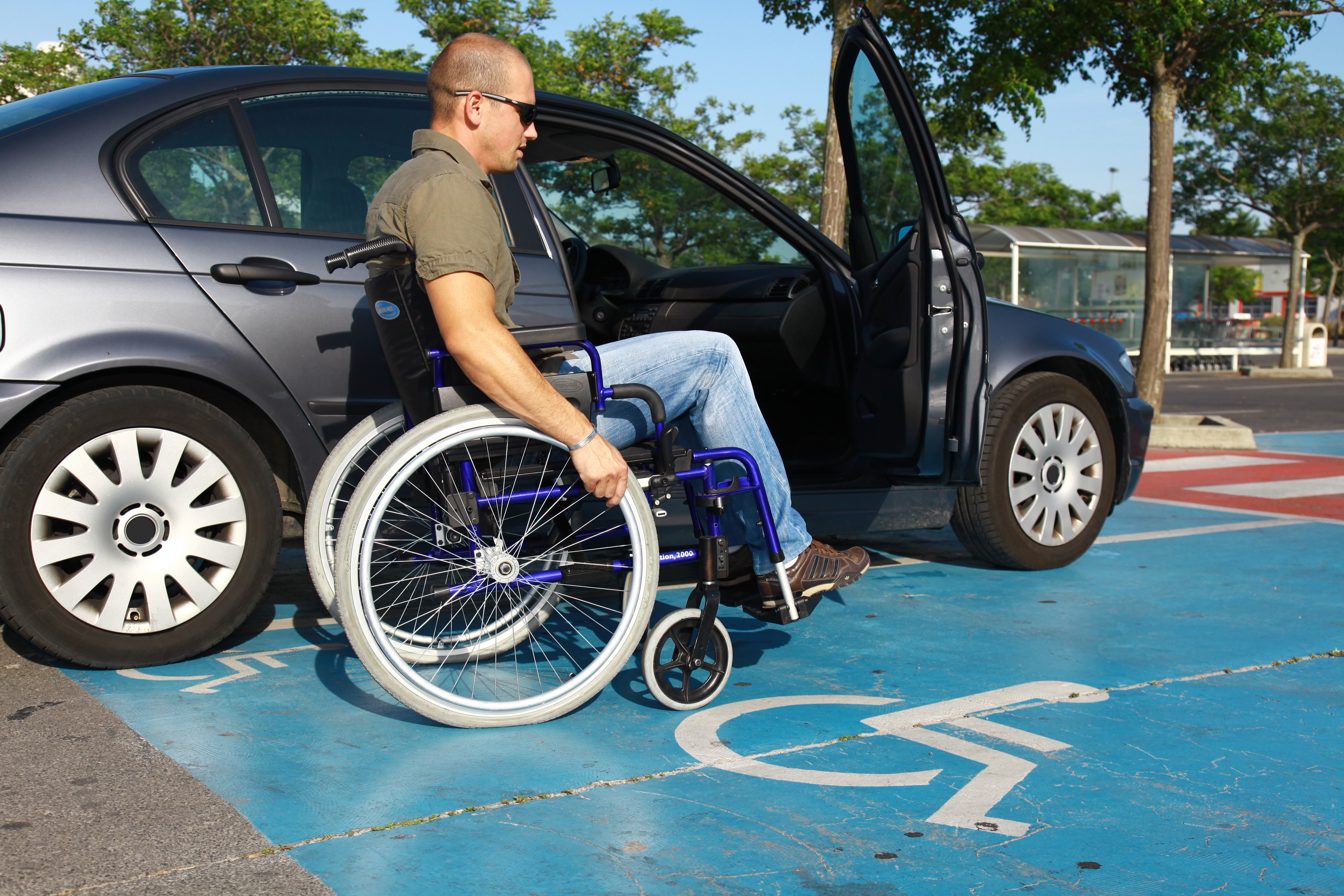 fauteuil voiture parking AdobeStock 24007576